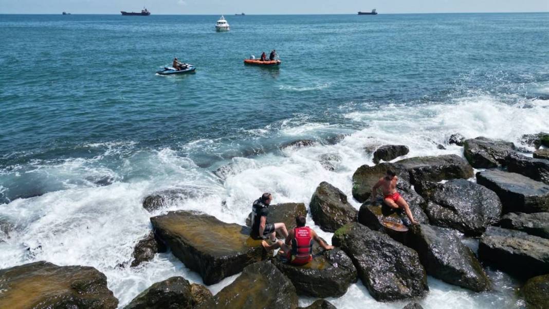 Denizde 'ceset' ihbarı yapıldı: Gelen ekipler şaşkına döndü! Bakın o cisim ne çıktı... 4